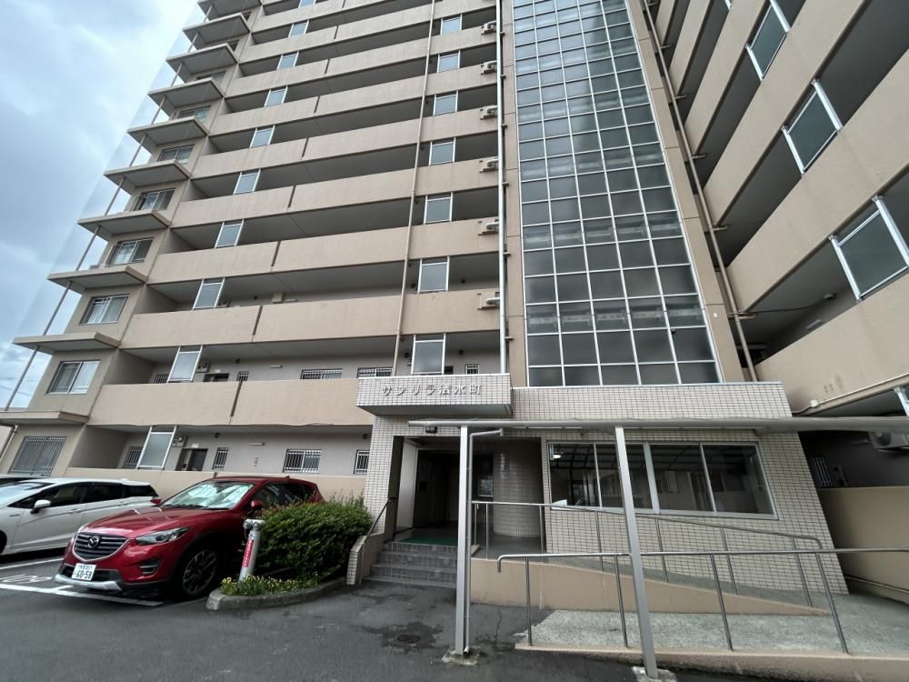 Renovated 4LDK Apartment in Kumamoto with Balcony - Thumbnail 3