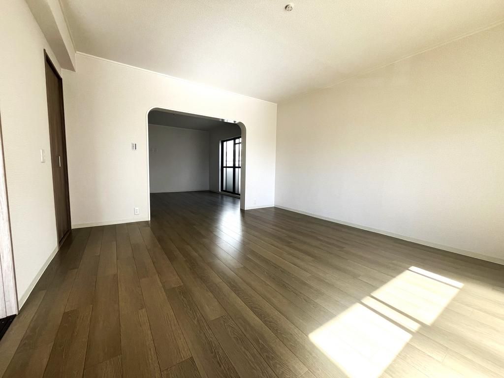 Renovated 3LDK Apartment in Nishinomiya's Kurakuen District - Thumbnail 2