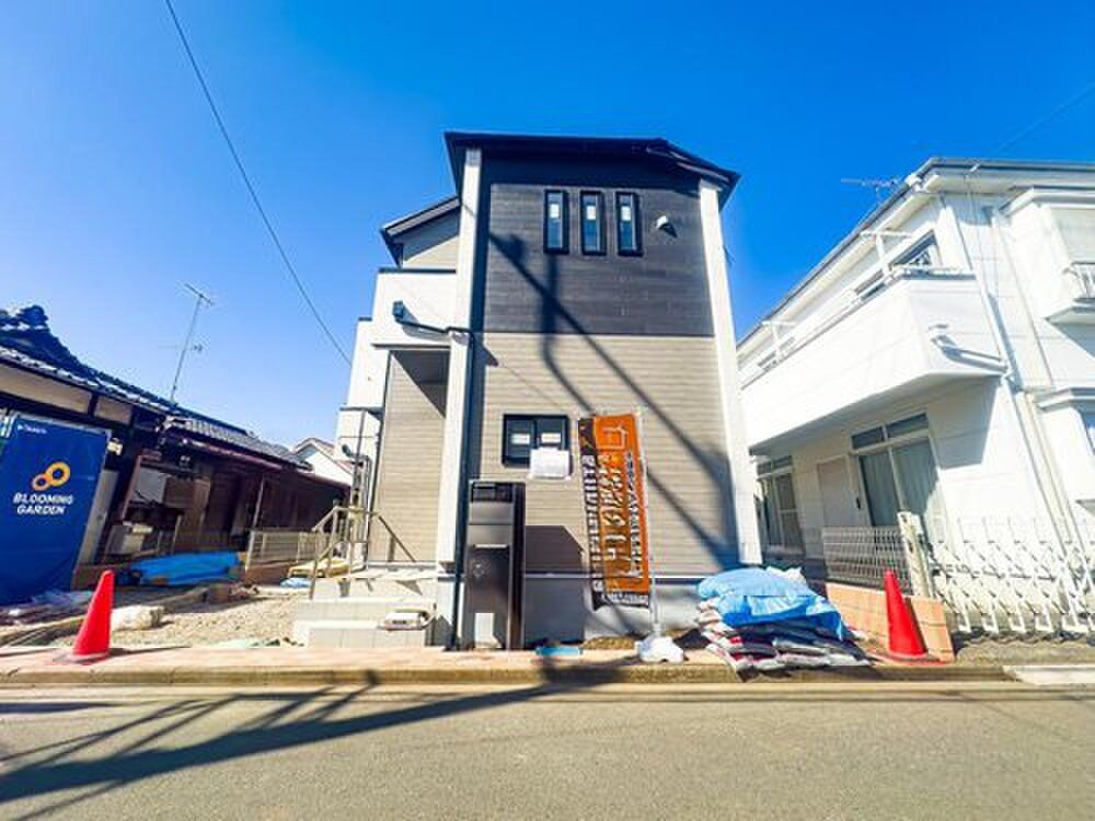 New 3LDK House in Akishima, Tokyo with Solar Panels - Thumbnail 3