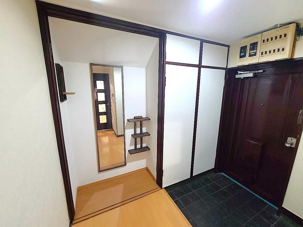 Renovated 4LDK Apartment in Central Kumamoto | Top Floor Corner Unit - Thumbnail 2
