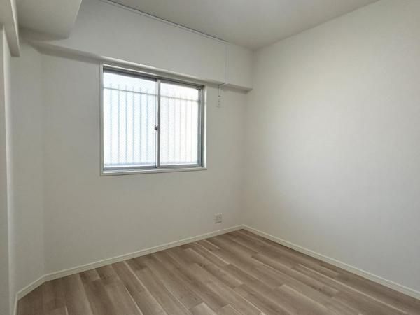 Refurbished 3LDK Apartment in Hiroshima with South-Facing Balcony - Thumbnail 2