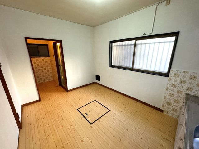 3DK Corner Lot House for Sale in Hirakata, Osaka - Thumbnail 4