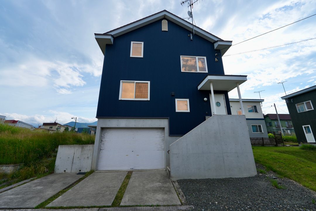 Chalet Blue: 4-Bedroom Modern Ski Home in Furano, Hokkaido - Image 1