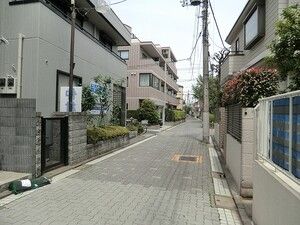 2SLDK 3-Storey House for Sale in Setagaya, Tokyo - Thumbnail 3