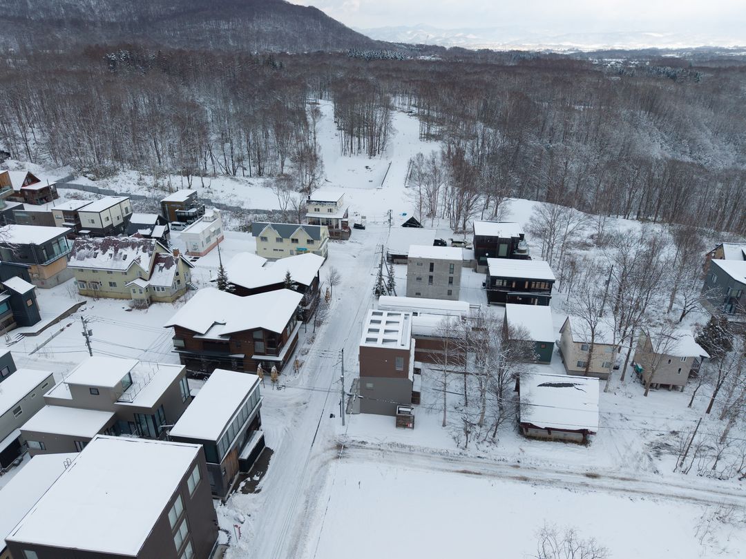 New 4BR Ski Chalet in Niseko Hirafu with Mountain Views - Thumbnail 2