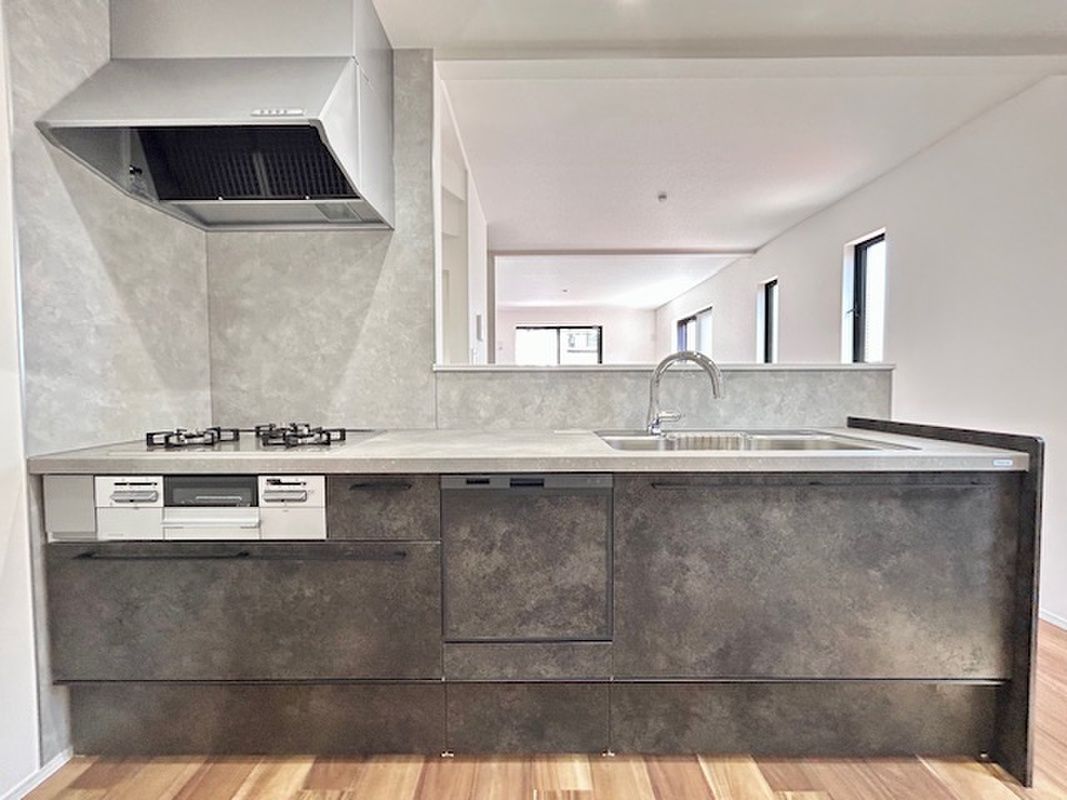 Land with New Home Design in Yokohama's Minami Ward - Thumbnail 2