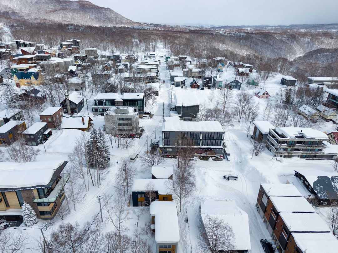 Niseko Hirafu Resort Hotel for Sale - 770 sqm, 18 Units - Thumbnail 2