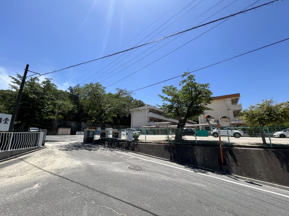 Renovated 4LDK House in Kure, Hiroshima with Warranty - Thumbnail 2