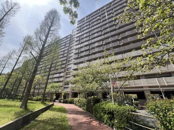 Spacious 4LDK Apartment in Nishinomiya with Balcony - Thumbnail 2