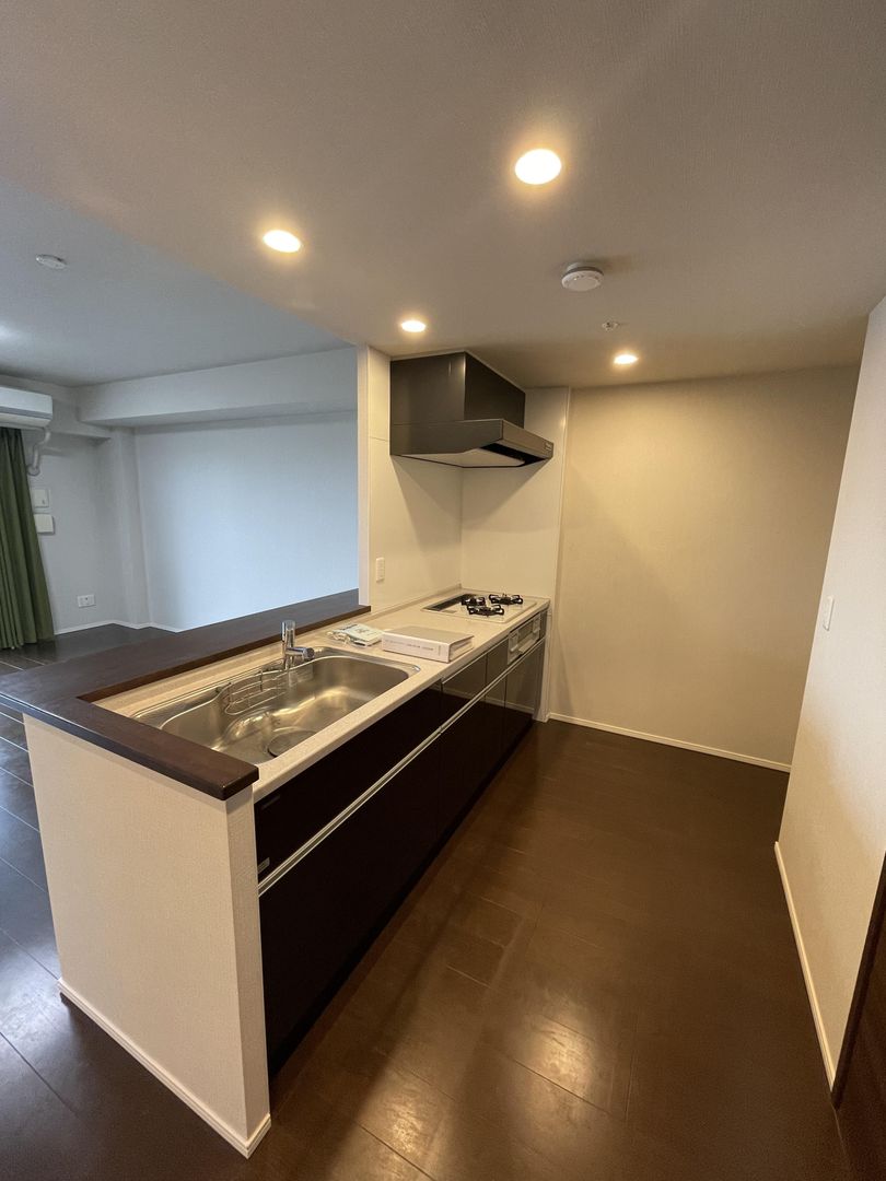 15th Floor 3LDK Condo in Charmant Fuji Smart Wakayama Castle Park - Thumbnail 2