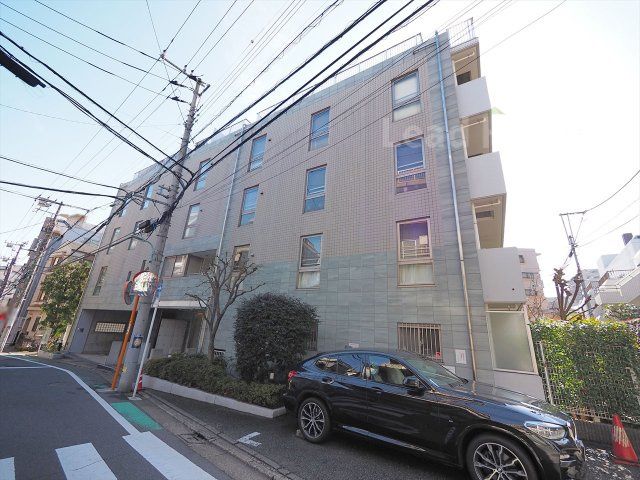 Sanctus Garden Meguro 3LDK Apartment for Sale in Tokyo - Thumbnail 2