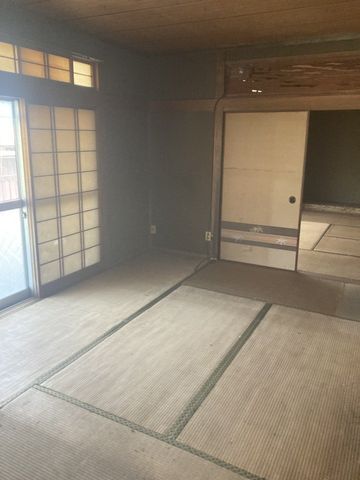 Spacious 5DK House on Large Plot in Mihara, Hiroshima for Sale - Thumbnail 3