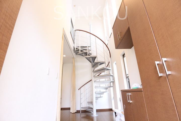 Spiral Staircase Home with Solar Power in Takasaki - Thumbnail 2