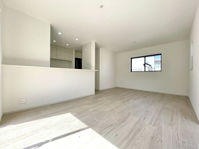 4LDK Family Home in Ikoma with South-Facing Garden - Thumbnail 2