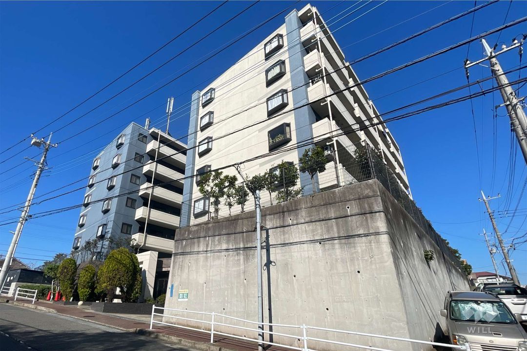 Renovated 3LDK Top-Floor Apartment for Sale in Kawasaki's Miyamae-ku - Thumbnail 2