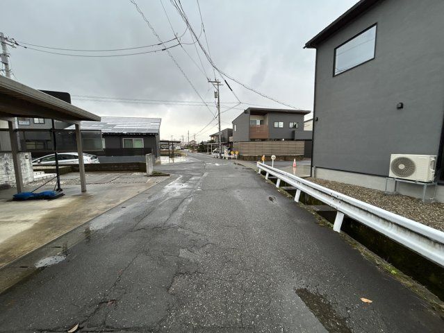 New 3LDK House in Sabae, Fukui with Double-Height Ceiling - Thumbnail 4