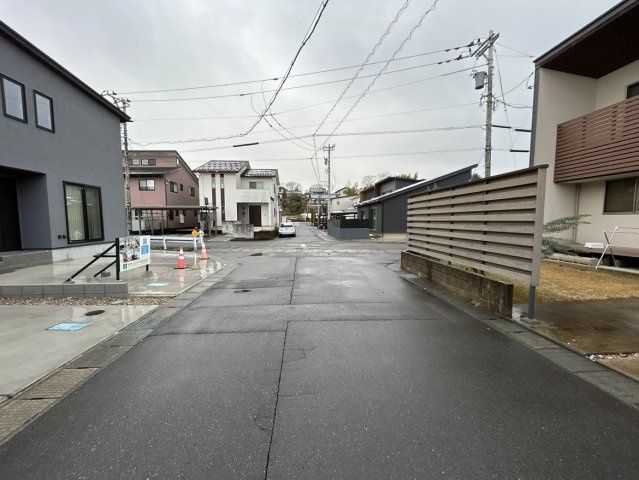 New 3LDK House in Sabae, Fukui with Double-Height Ceiling - Thumbnail 2