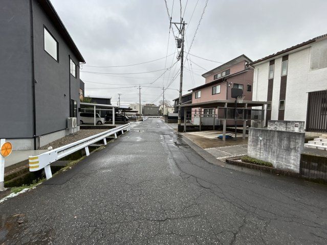 New 3LDK House in Sabae, Fukui with Double-Height Ceiling - Thumbnail 3