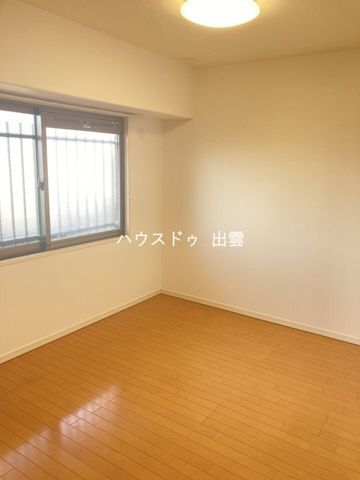 3LDK Corner Apartment with Triple Balcony for Sale in Izumo - Thumbnail 4