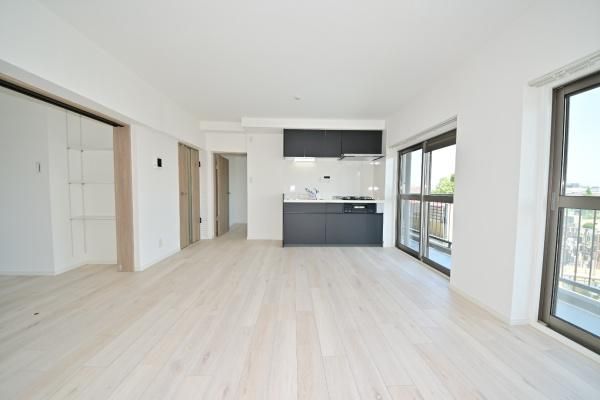 Renovated 2LDK Apartment in Kawaguchi's Tōkan Grand Manshon - Thumbnail 4