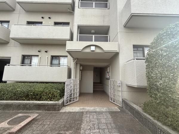 Renovated 3LDK Apartment in Ashiya, Hyogo Prefecture - Thumbnail 2