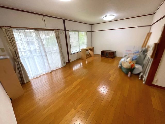 2LDK Apartment for Sale in Hirakata, Osaka - South Balcony - Thumbnail 4