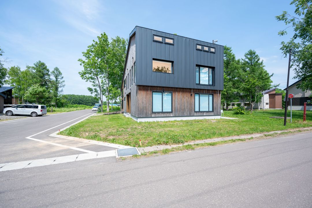 Sanemi Chalet - 5BR Designer Home in Niseko Hirafu, Hokkaido - Thumbnail 4