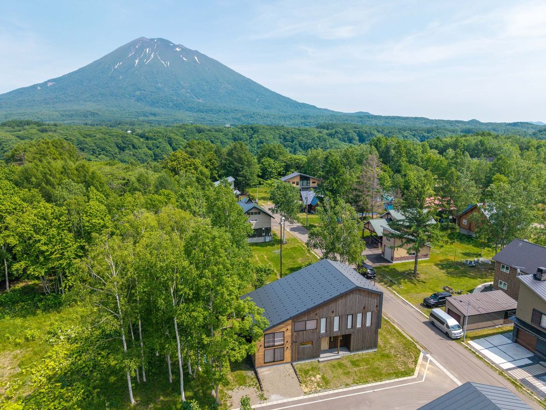 Sanemi Chalet - 5BR Designer Home in Niseko Hirafu, Hokkaido - Thumbnail 3