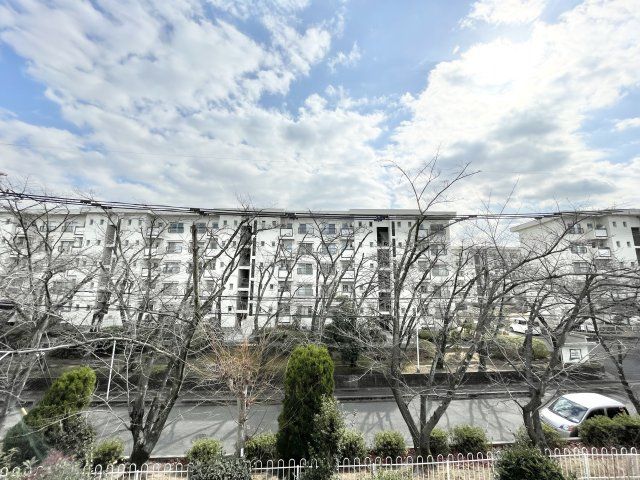 3DK Apartment in Neyagawa with South-Facing Balcony - Thumbnail 2