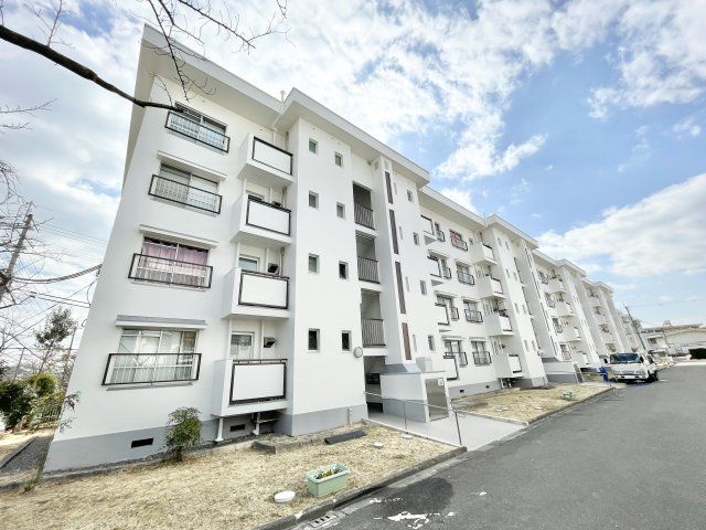 3DK Apartment in Neyagawa with South-Facing Balcony - Thumbnail 4