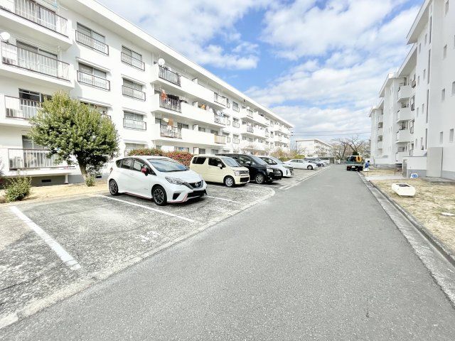 3DK Apartment in Neyagawa with South-Facing Balcony - Thumbnail 3