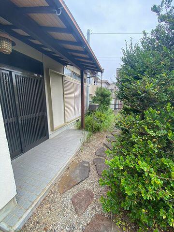 Conveniently located near a supermarket. Used detached house in Kusunoki 2-chome | Shunan City, 3.3km from Tokuyama Station on the JR Sanyo Main Line (Property number: 0141215-0000995) — Image 2, Shunan, Yamaguchi