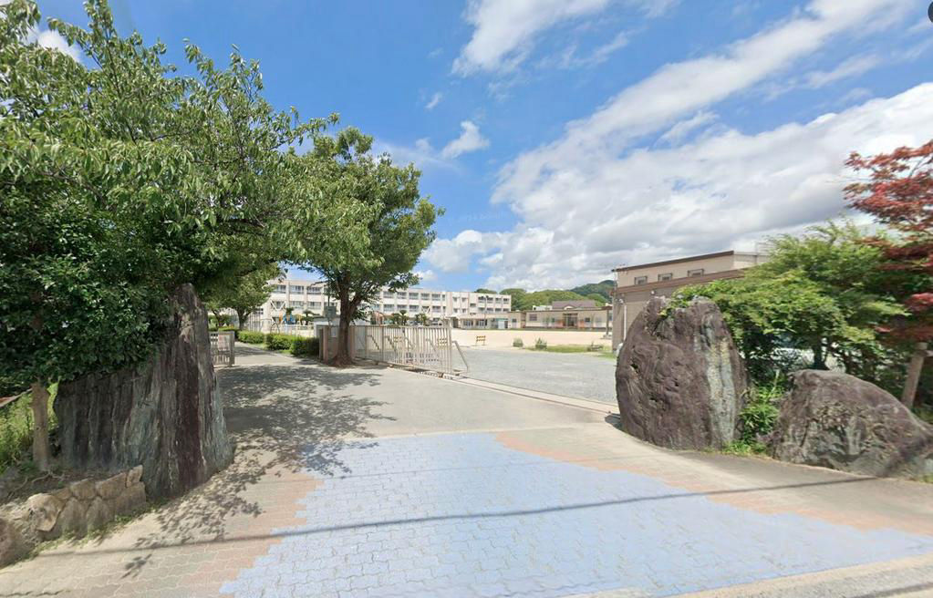 Spacious 3LDK Apartment in Kurume with South-Facing Balcony - Thumbnail 4