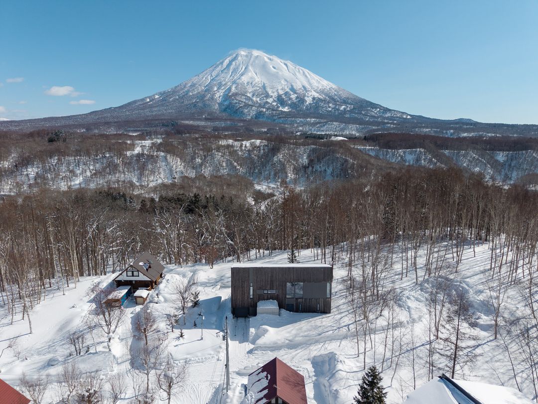 Luxury 4.5-Bedroom Chalet in Niseko Hirafu with Mount Yotei Views - Thumbnail 2