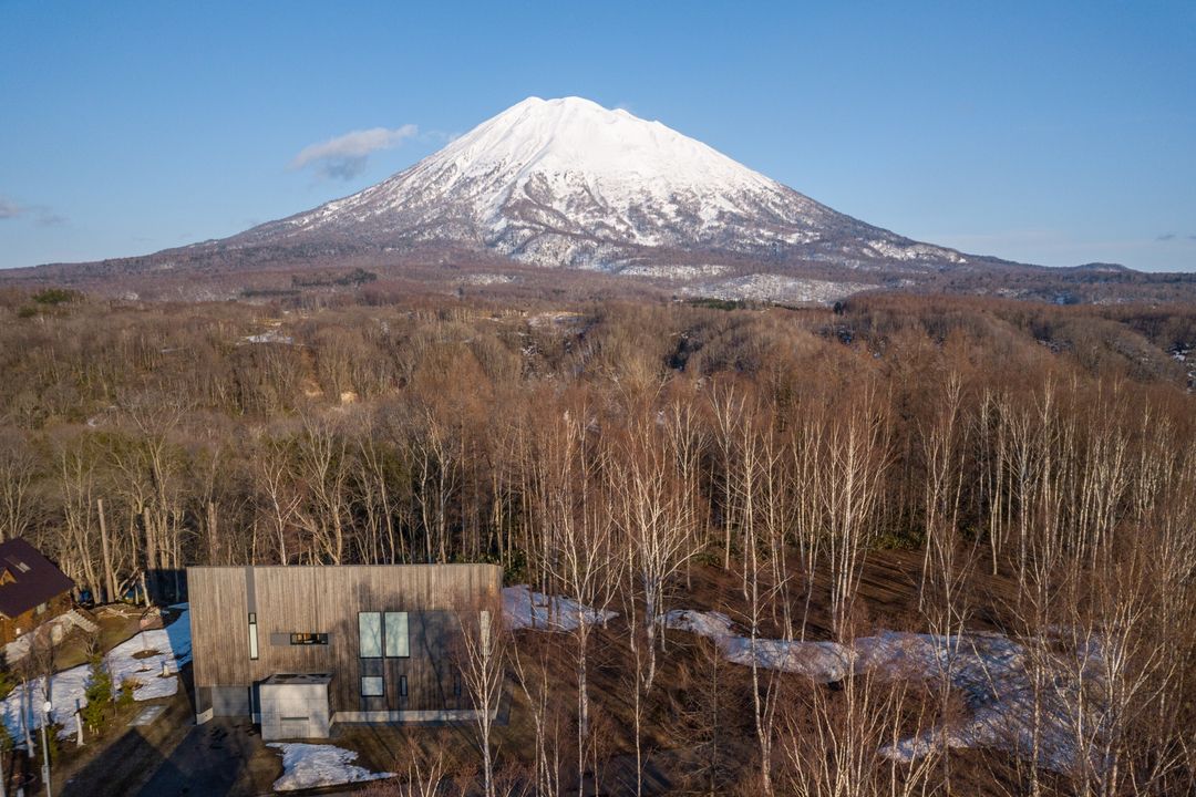 Luxury 4.5-Bedroom Chalet in Niseko Hirafu with Mount Yotei Views - Thumbnail 4