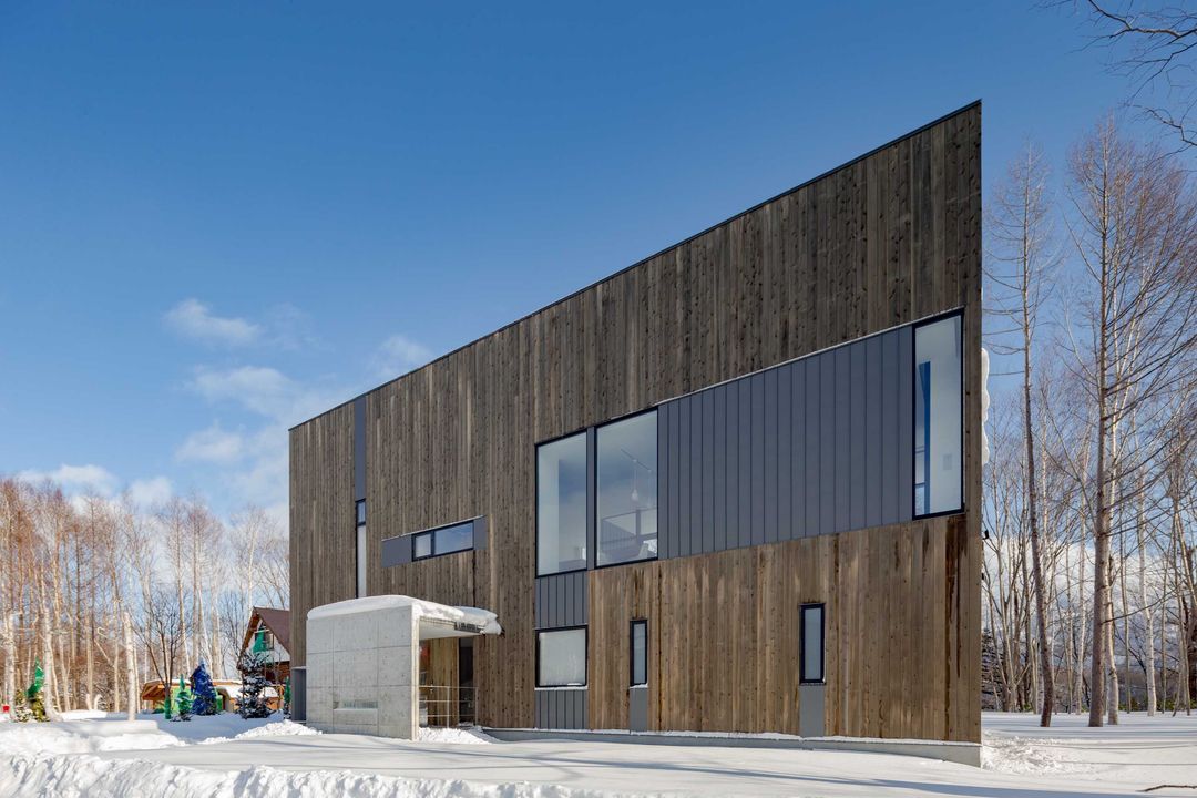 Luxury 4.5-Bedroom Chalet in Niseko Hirafu with Mount Yotei Views - Thumbnail 3