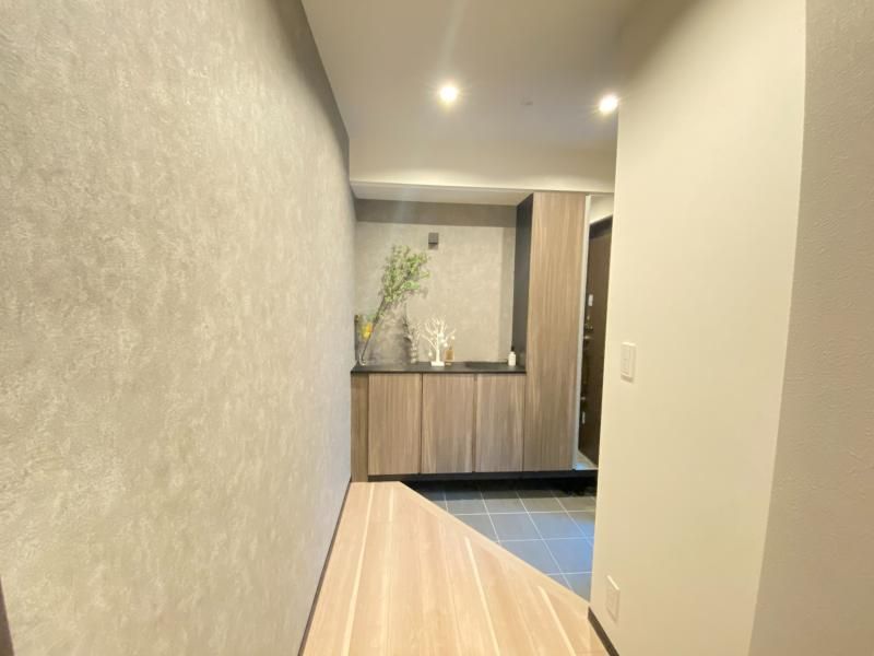 Modern 4LDK House in Nagoya Nishi Ward with Double-Height Ceiling - Thumbnail 2