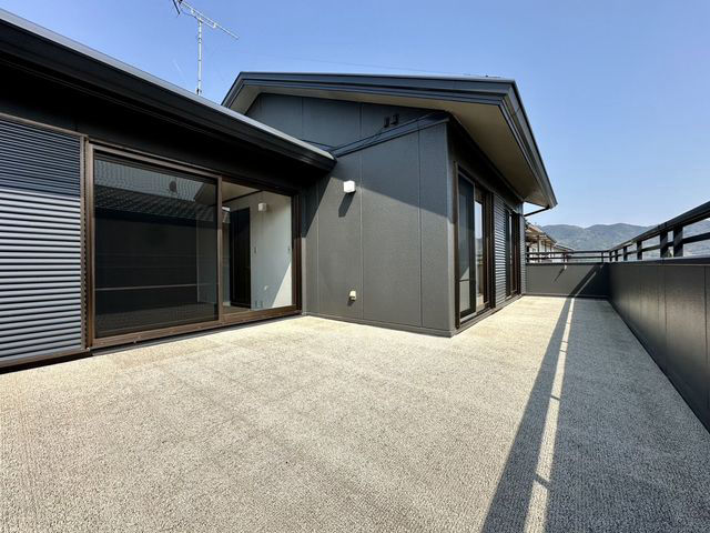4LDK House in Fukutsu with Renovated Kitchen & Balcony - Thumbnail 3