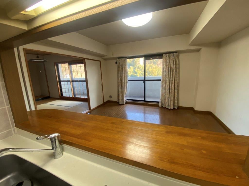 Ocean View 4LDK Apartment in Kure City, Hiroshima - Thumbnail 3