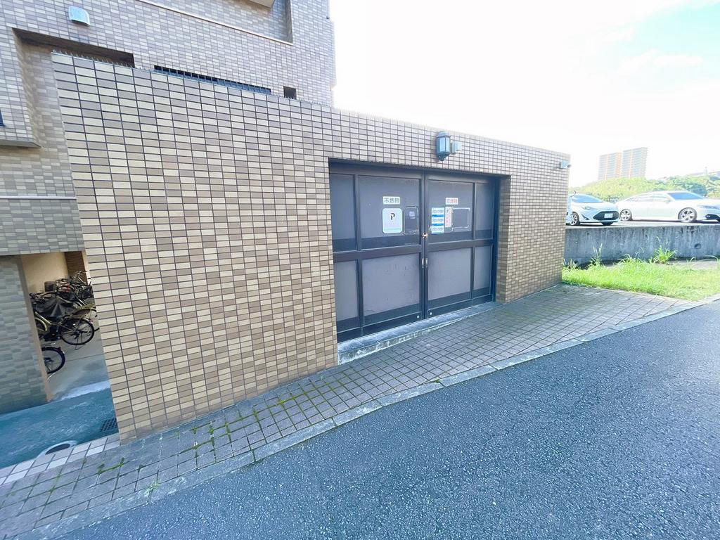 Spacious 4LDK in Ōita with balcony and auto-lock security - Thumbnail 2