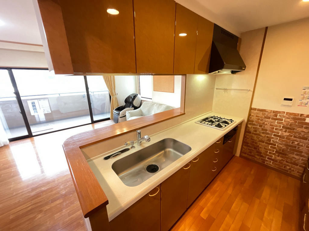 Spacious 4LDK in Ōita with balcony and auto-lock security - Thumbnail 3