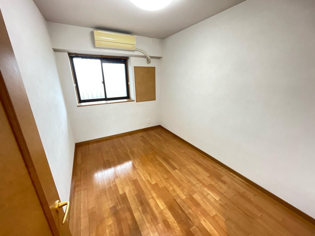 Spacious 4LDK in Ōita with balcony and auto-lock security - Thumbnail 4