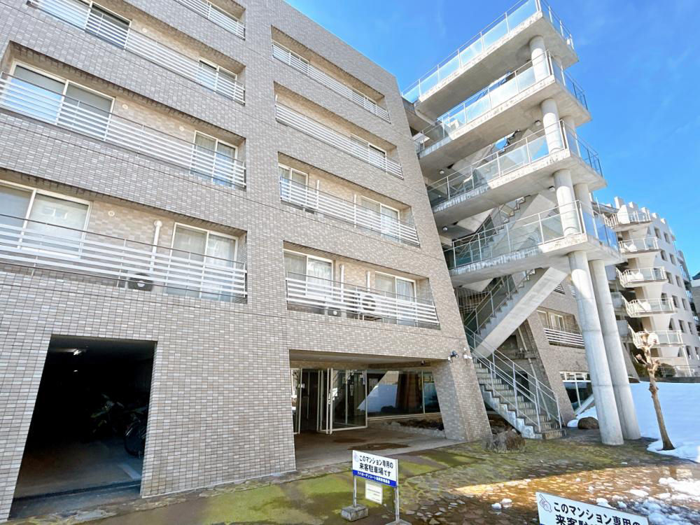 Renovated 2LDK Apartment in Takaoka with Balcony - Thumbnail 3
