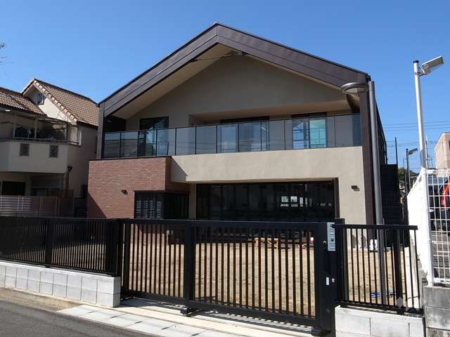 Isuzu Heights Belle Senshu 3LDK Apartment in Itami - Image 1
