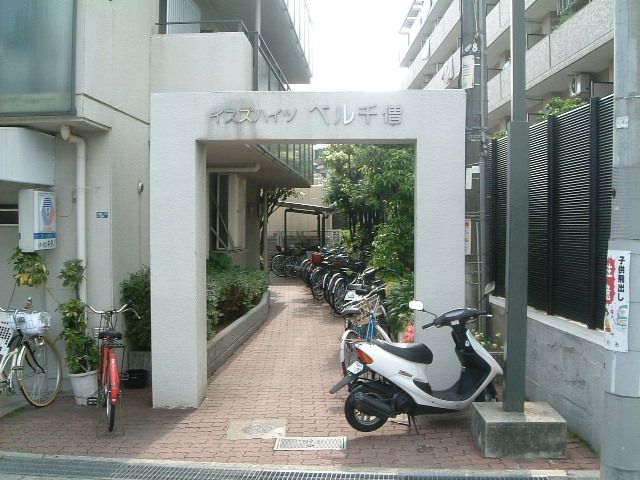 Isuzu Heights Belle Senshu 3LDK Apartment in Itami - Thumbnail 4