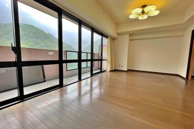 Luxury 1LDK Apartment in Lions Tower Okuyugawara with Mountain Views — Image 3, Yugawara, Kanagawa