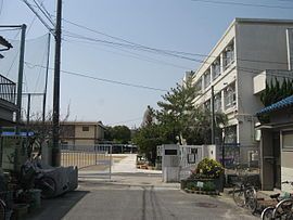 2LDK Detached House with Garage in Neyagawa City, Osaka - Thumbnail 3