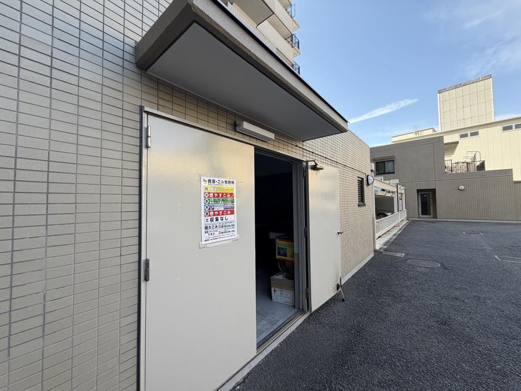Renovated 2LDK Apartment in Koto City, Tokyo for Sale - Thumbnail 3