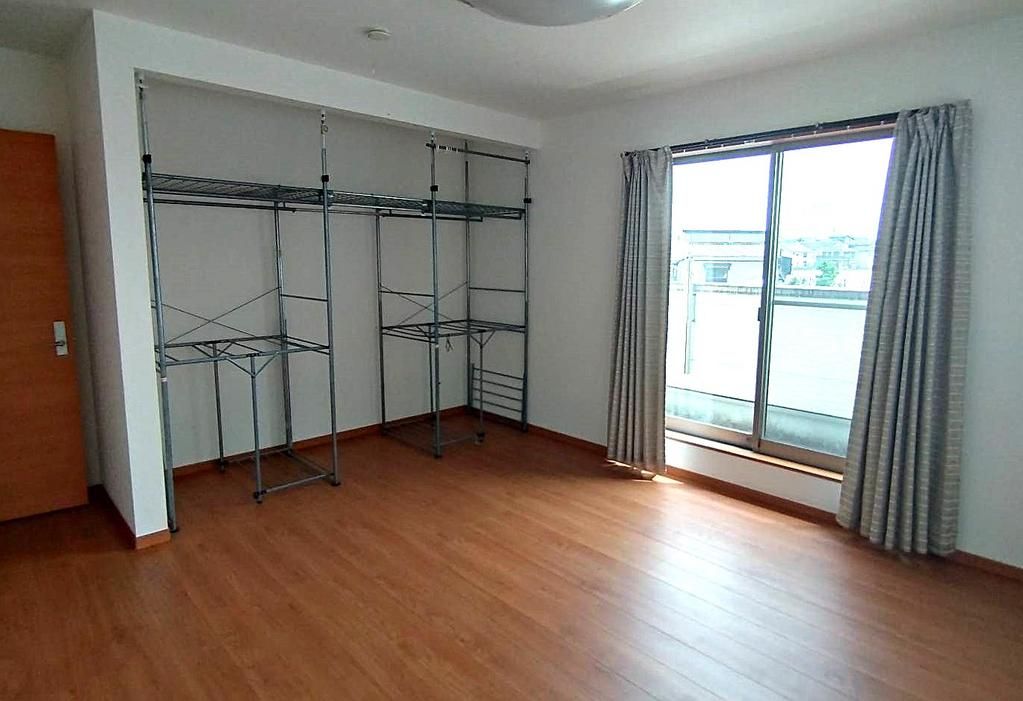 3LDK House in Kusatsu with Tatami Living Space and Garage - Thumbnail 2