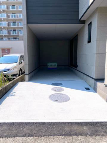 Modern 2LDK House in Matsuyama with Inner Garage - Thumbnail 2